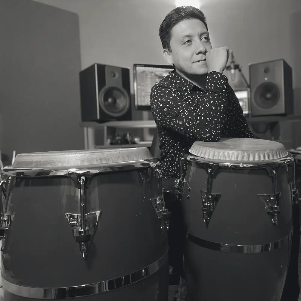 Julián Guacaneme junto a un par de congas en su estudio